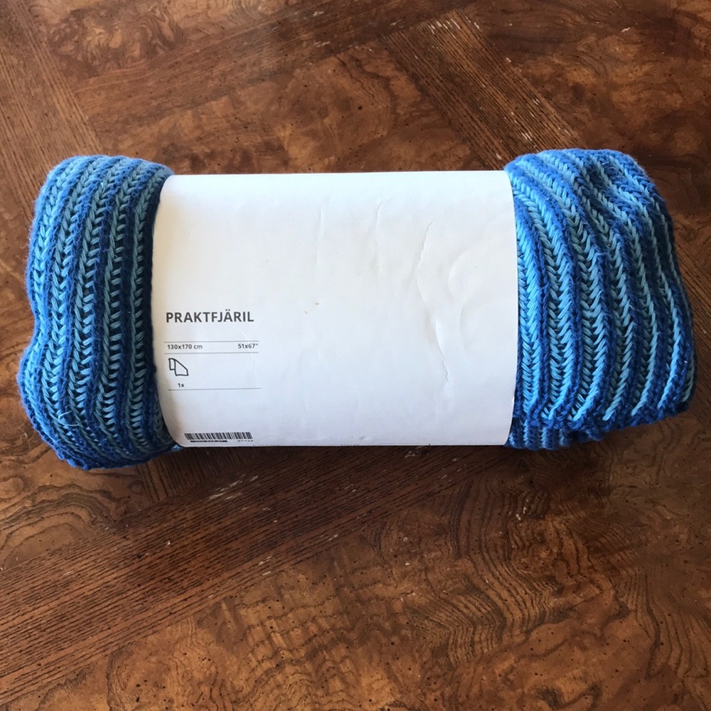 NEW Ikea  PRAKTFJÄRIL Throw Blue 51" x 67"